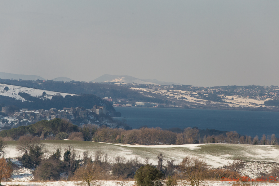 Anguillara e il lago di Martignano innevati